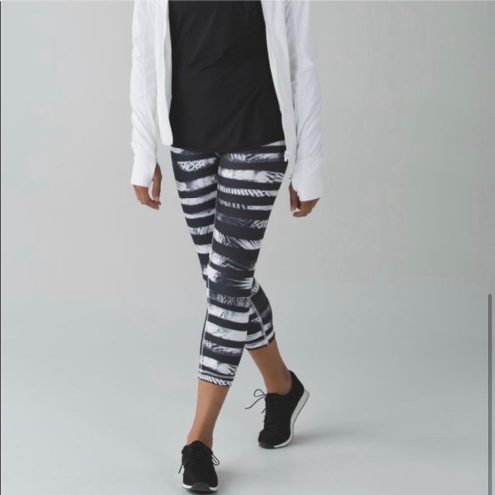 Lululemon Wunder Under Crop II Shady Palms Black White Stripe Banana Leaf sz 2